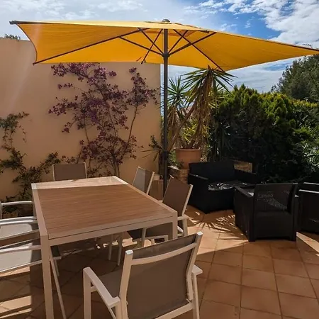 With Garden, Close To Capelan Cove Апартаменты